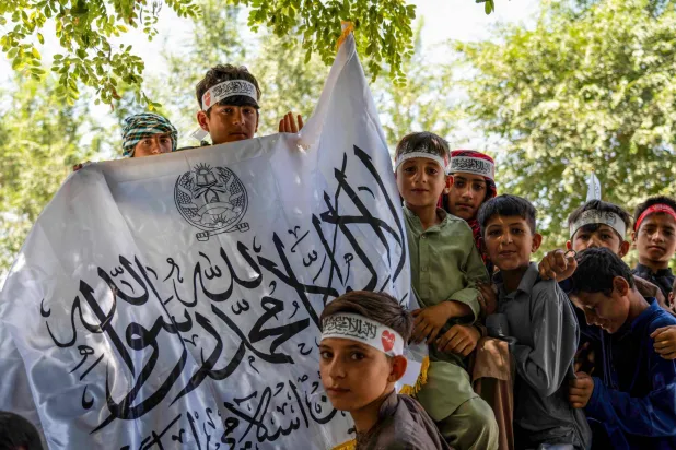 أطفال يحملون أعلام «طالبان» للاحتفال بالذكرى الثالثة لاستيلاء «طالبان» على أفغانستان بكابل في 14 أغسطس 2024 (أ.ف.ب )