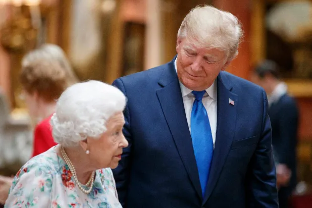 كان ترمب واثقاً من أنه كان ضيف الملكة الراحلة المفضل على الإطلاق (أ.ف.ب)