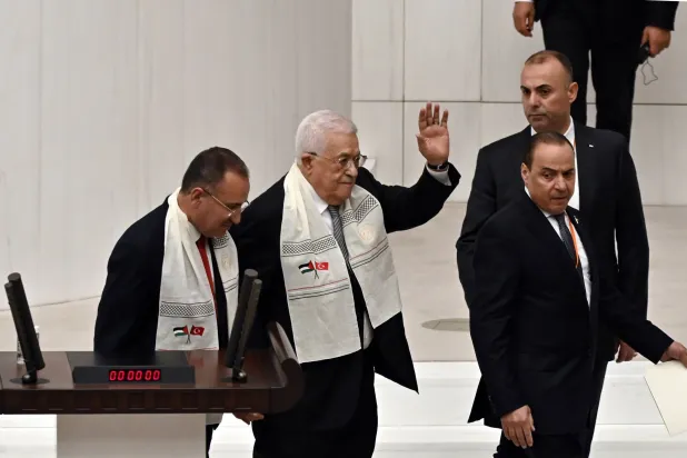 الرئيس الفلسطيني محمود عباس يحيي النواب الأتراك في البرلمان التركي بأنقرة الخميس (أ.ب)