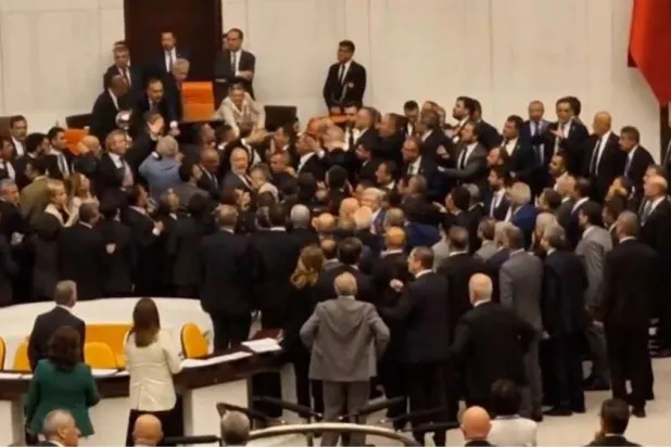 جلسة برلمانية عاصفة أثناء مناقشة طلب المعارضة تنفيذ قرار المحكمة الدستورية إعادة أتالاي إلى مقعده (من البث المباشر للجلسة)