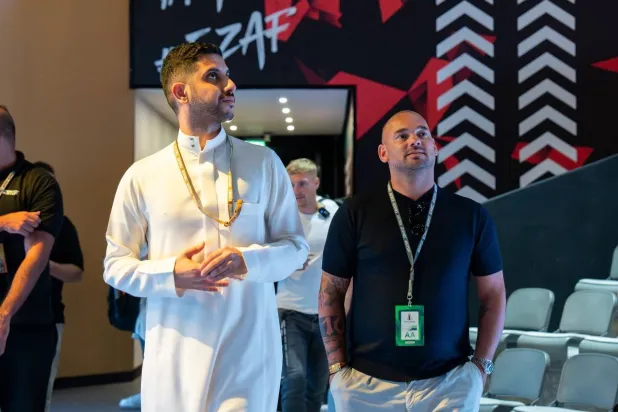 ويسلي شنايدر وفيصل بن حمران رئيس اتحاد اللعبة (الاتحاد السعودي للرياضات الإلكترونية)