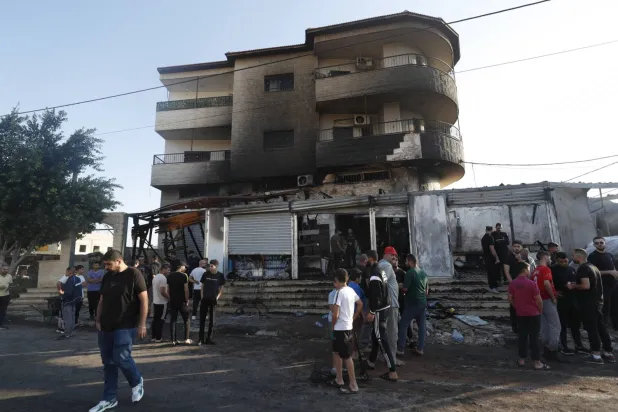 rail'in dün (Salı) Batı Şeria'nın Tamun köyüne düzenlediği saldırının ardından bir dükkânda meydana gelen hasarı inceleyen Filistinliler (EPA)