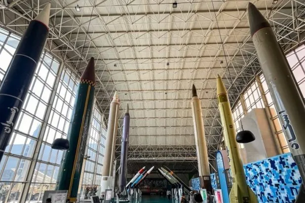 معرض «الحرس الثوري» للصواريخ البالیستیة والطائرات المسيرة في طهران أمس (تسنيم)