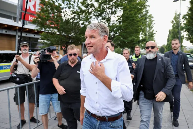 بيورن هوكه زعيم حزب «البديل من أجل ألمانيا» يمشي في ولاية تورينغن خلال حضوره تجمعاً انتخابياً في إرفورت يوم 20 أغسطس 2024 (رويترز)