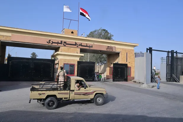 جندي مصري يقف بالقرب من الجانب المصري لمعبر رفح البري عند الحدود مع قطاع غزة (أرشيفية - أ.ف.ب)