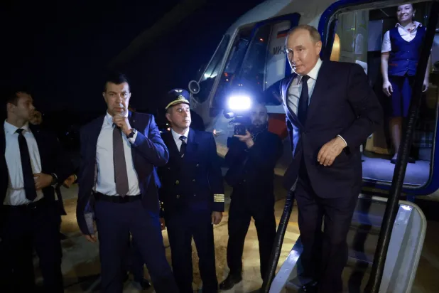 الرئيس الروسي فلاديمير بوتين عند وصوله إلى مطار غروزني بالشيشان في 20 أغسطس 2024 (أ.ف.ب)