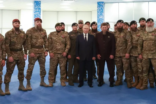 بوتين محاطا بمقاتلين شيشانيين في جامعة القوات الخاصة الروسية في جوديرميس في الشيشان (إ.ب.أ)