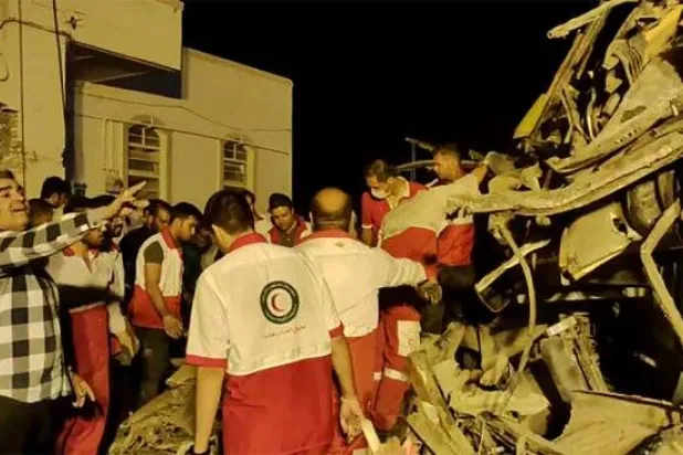 فرق الإسعاف تبحث عن ضحايا حافلة لزوَّار باكستانيين انقلبت في محافظة يزد الإيرانية (أرنا)