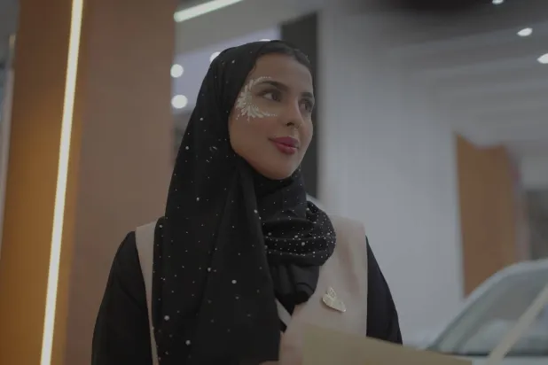 فتاة تعرض منتجاً تجميلياً لإحدى الشركات (تصوير: تركي العقيلي)