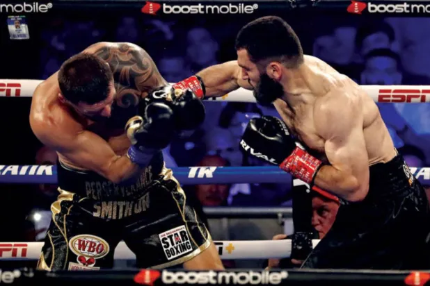 بيتربيف (يمين) يوجه لكمة مباشرة قاضية لوجه جونيور (إ.ب.أ)