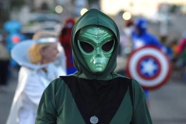 مشاركون يرتدون أزياء تنكرية في مسيرة مهرجان الكائنات الفضائية المذهلة في روزويل بنيو مكسيكو عام 2009 (أ.ب)