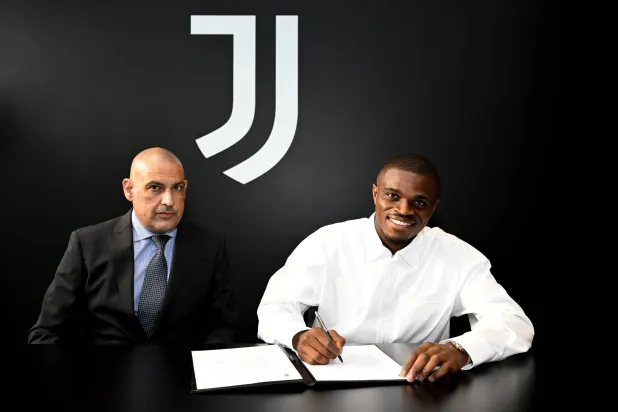 بيير كالولو خلال توقيعه عقد انضمامه (نادي يوفنتوس) 