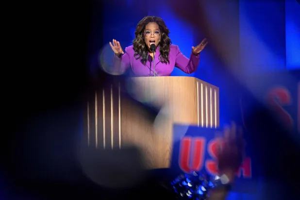 أوبرا وينفري تتحدث في اليوم الثالث من المؤتمر الوطني الديمقراطي (أ.ف.ب)