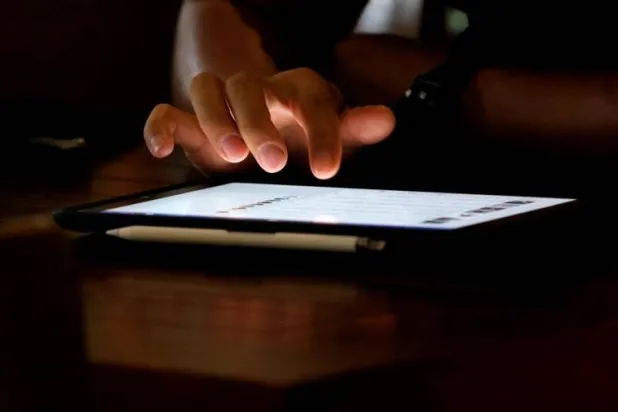 تصفح مواقع التواصل الاجتماعي عندما نصاب بنوبات ملل يزيدها (رويترز)