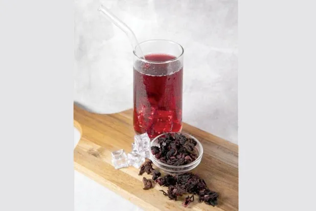 مشروب شاي الكركديه البارد... انتعاش صحي في فصل الصيف