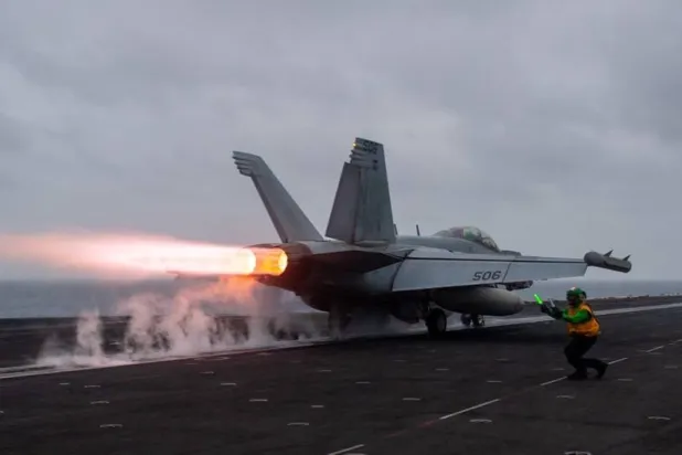 لحظة انطلاق طائرة أميركية مقاتلة من مدرج حاملة الطائرات «ثيودور روزفلت» (سنتكوم)
