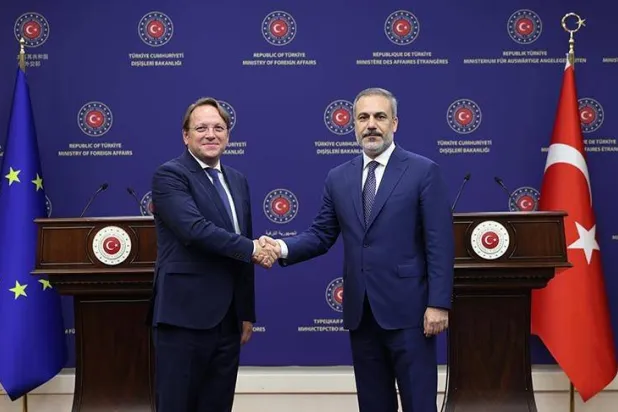 وزير الخارجية التركي ومفوض شؤون التوسعة بالاتحاد الأوروبي أوليفر فارهيلي عقب مباحثاتهما في أنقرة (الخارجية التركية)