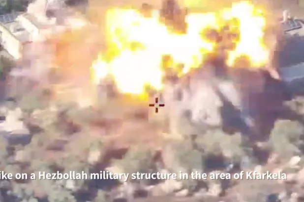 تصاعد النار جراء غارة إسرائيلية استهدفت بلدة كفر كلا الحدودية وفق ما ظهر في فيديو نشره الجيش الإسرائيلي (رويترز)
