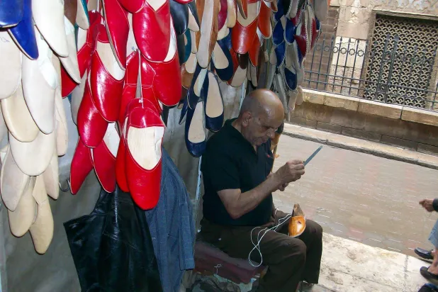 أحد صناع الأحذية بوسط القاهرة (الشرق الأوسط)