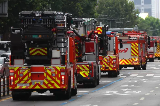 شاحنات إطفاء خلال تدريبات على الدفاع المدني في سيول (إ.ب.أ)