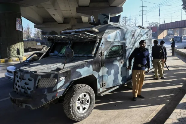   Pakistan'ın Peşaver kentinde polisler (AFP)