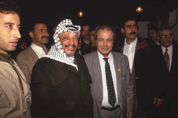 الرئيس الفلسطيني الراحل ياسر عرفات وفاروق القدومي خلال لقاء في تونس عام 1992 (غيتي)
