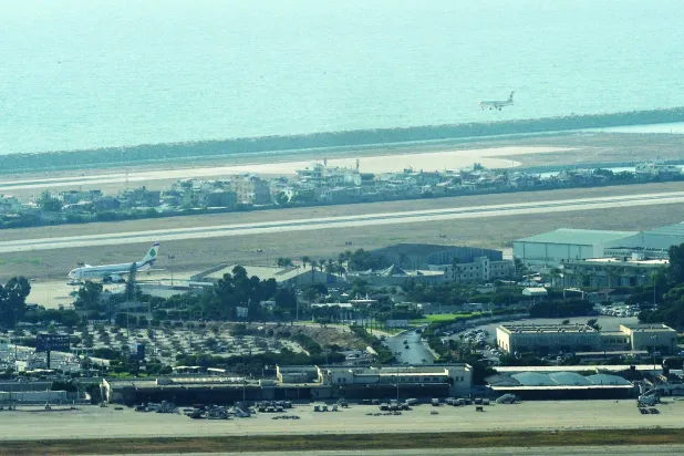 طائرة تحطّ على مدرج مطار بيروت (إ.ب.أ)