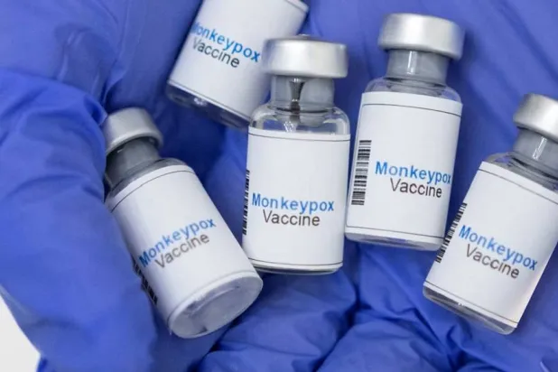 تتوافر حالياً لقاحات معتمدة ضدّ «جدري القردة» (رويترز)