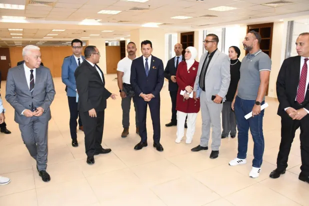 وزير الشباب والرياضة المصري وعدد من المسؤولين خلال الاتفاق على إنشاء صالة ألعاب رياضية للموظفين (وزارة الشباب والرياضة المصرية)
