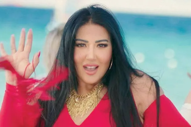 سمية الخشاب طرحت الصيف الماضي أغنية {أركب على الموجة} ({الشرق الأوسط})