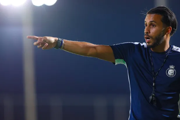 المدرب عبدالعزيز العلوني يوجه لاعبات النصر خلال التدريبات (النصر)