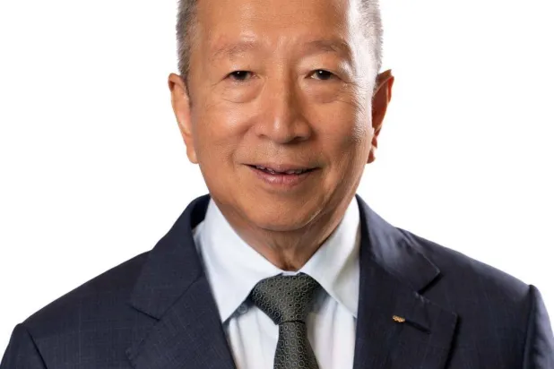 سير ميانغ نائب رئيس اللجنة الأولمبية الدولية من أبرز المتحدثين في المؤتمر (الشرق الأوسط)