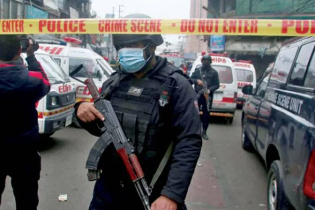 Pakistanlı polisler, Lahor'da yaralıları taşıyan ambulansları koruyor (Arşiv - AP)