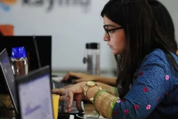 سيدة في أحد أماكن العمل في مومباي (أرشيفية - أ.ف.ب)