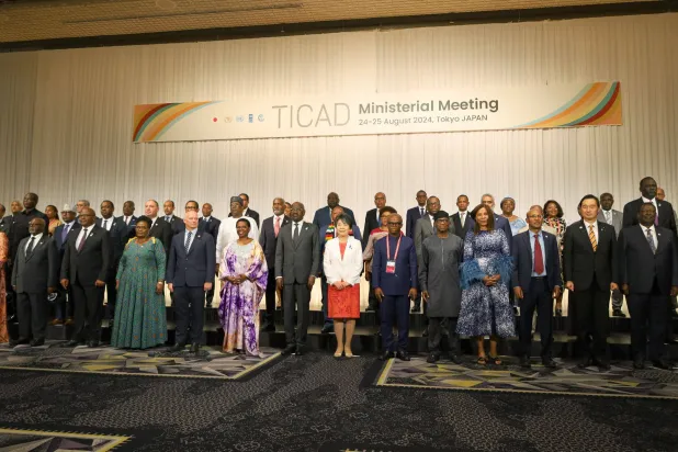 صورة جماعية للمشاركين في فعاليات النسخة التاسعة لقمة «تيكاد» الأفريقية - اليابانية التي تحتضنها طوكيو (أ.ف.ب)