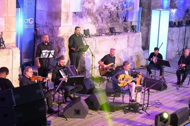 شربل روحانا مع الفرقة السداسية (فيسبوك الفنان)