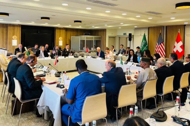 صورة نشرها الموفد الأميركي في «فيسبوك» لجلسة من المفاوضات حول السودان في جنيف (الشرق الأوسط)