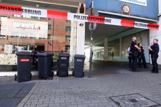 عدد من قوات الأمن يحيطون بمكان الاعتداء (رويترز)