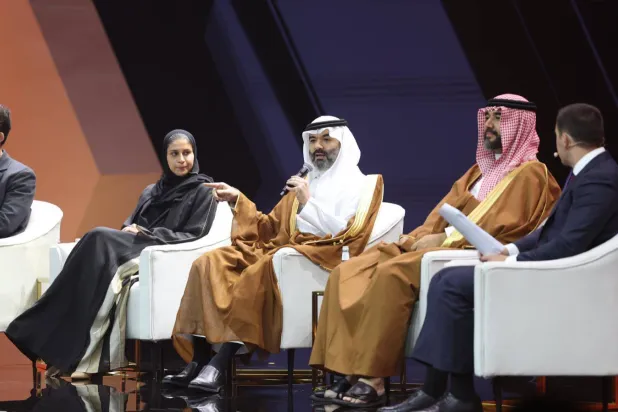 الأمير فيصل بن بندر والوزير السواحة خلال مشاركتهما في جلسات اليوم الأول (الشرق الأوسط)