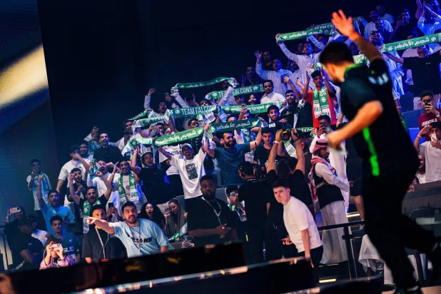 الجماهير السعودية قادت فريقها فالكونز لنيل الصدارة (الشرق الأوسط)