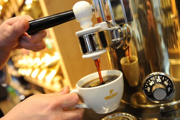 درجة تحميص حبوب القهوة تؤثر في حمضية المعدة (د.ب.أ)