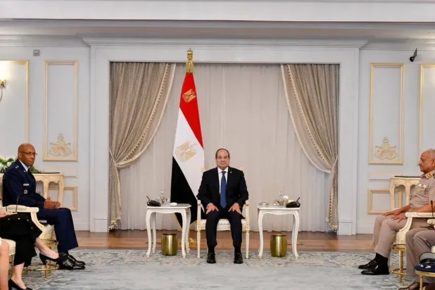 الرئيس المصري عبد الفتاح السيسي خلال لقائه مع رئيس هيئة الأركان المشتركة الأميركية (الرئاسة المصرية عبر «فيسبوك»)