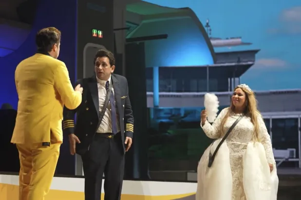 لقطة من البرومو الترويجي لمسرحية «على وضع الطيران» (صفحة الهيئة العامة للترفيه على «فيسبوك»)