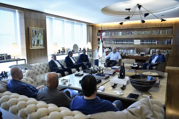 رئيس الحكومة اللبنانية نجيب ميقاتي يترأس اجتماعاً وزارياً في منزله (إ.ب.أ)