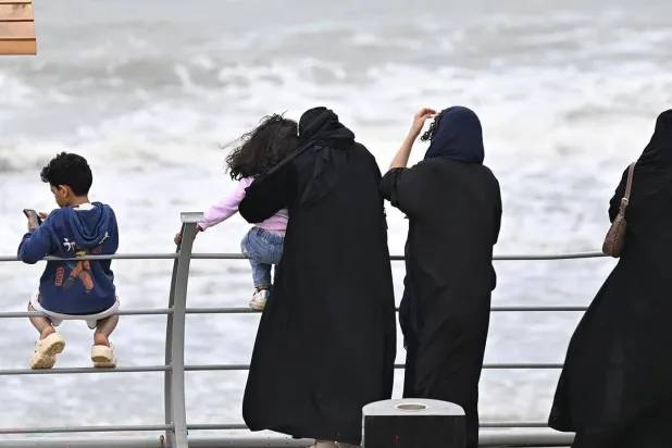 الاستمتاع بالأجواء الماطرة على الساحل البحري (واس)