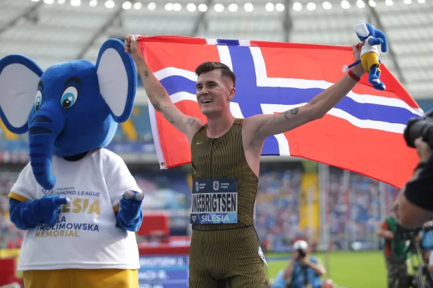 النرويجي ياكوب إنغبريغتسين يحتفل بتحطيم الرقم القياسي العالمي لسباق 3 آلاف متر (إ.ب.أ)