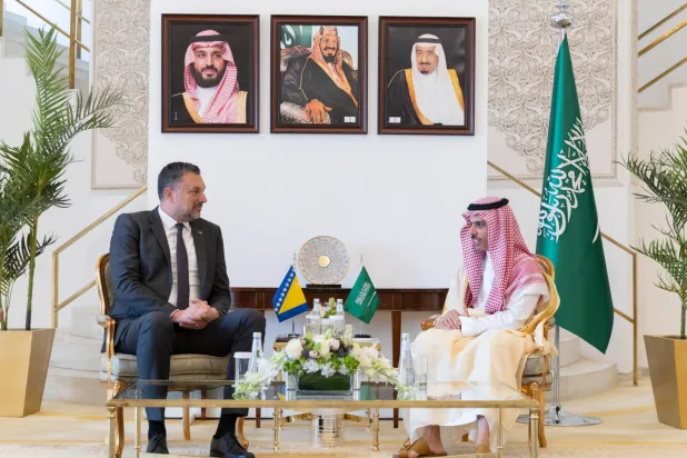 الأمير فيصل بن فرحان خلال المباحثات مع ألمدين كوناكوفيتش في مقر الخارجية السعودية بالرياض (واس) 