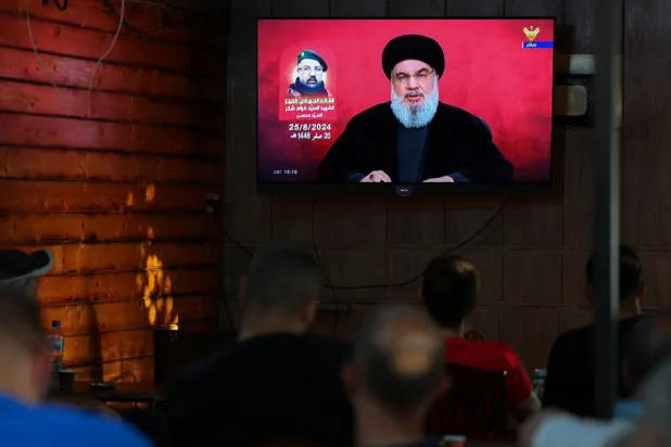 Hizbullah Genel Sekreteri Hasan Nasrallah'ın bugün Beyrut'ta yaptığı açıklama halk tarafından merakla takip edildi.  (Reuters)