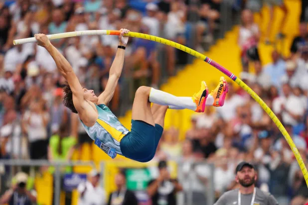 دوبلانتيس أثناء قفزته القياسية (رويترز)