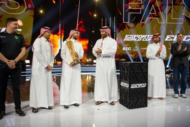 ولي العهد السعودي لدى تتويج فريق فالكونز باللقب (واس)